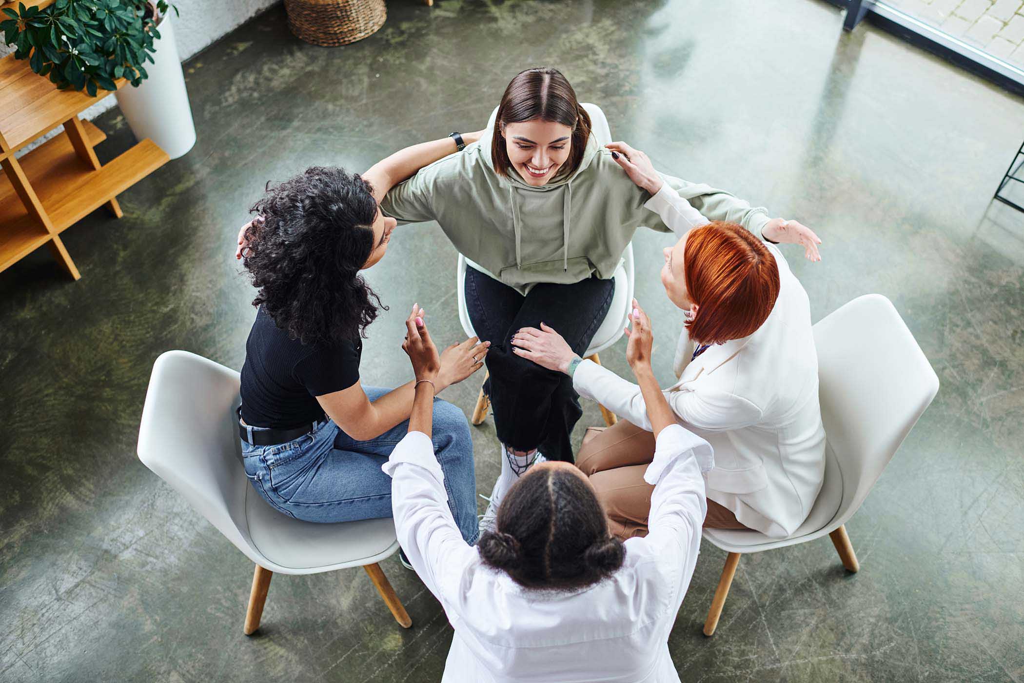 Personas en terapia de grupo tomadas de las manos